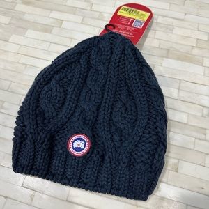 Canada Goose women’s toque merino wool brand new with tags-blue